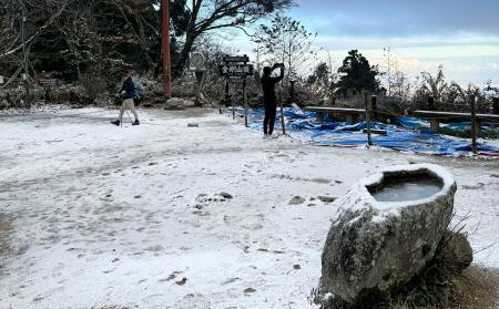 　初冠雪が確認された、大阪府と奈良県にまたがる金剛山の山頂付近＝３０日午前