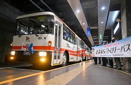 　「立山黒部アルペンルート」で運行してきた国内唯一のトロリーバスがラストランを迎え、室堂駅を出発する最終便＝３０日午後、富山県立山町