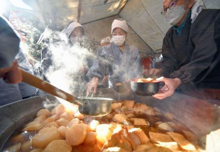 　京都市上京区の千本釈迦堂で始まった冬の風物詩「大根だき」＝７日午前