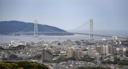 　兵庫県の神戸市と淡路島を結ぶ明石海峡大橋