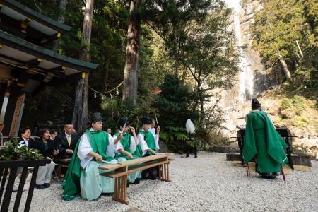 　「那智の滝」の前で営まれた熊野那智大社の「牛王神璽祭」＝８日午前、和歌山県那智勝浦町