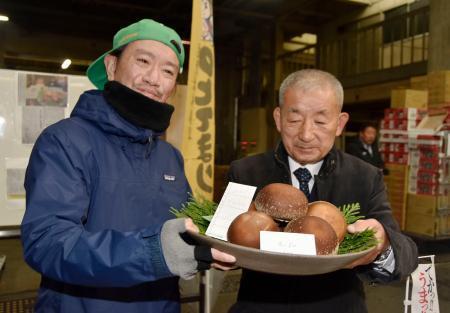 能登シイタケ、６個入り３５万円　初競り、過去最高額に歓声