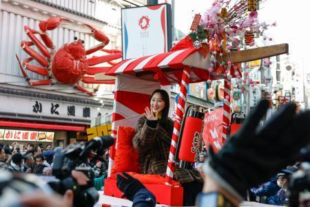 　松井玲奈さんを乗せ、大阪・ミナミの繁華街を練り歩く宝恵かご＝１０日午前、大阪市中央区