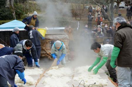 　奈良市の正暦寺で行われた清酒祭＝１１日午前