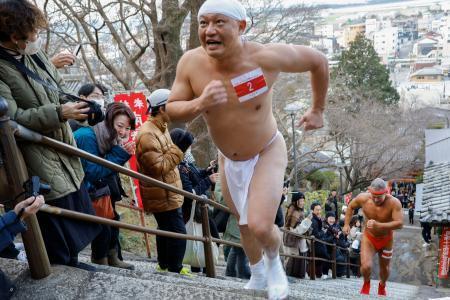 　紀三井寺で行われた「福開き速駈詣り」で、石段を駆け上がる参加者＝１３日午前、和歌山市