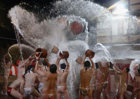 湯かけ合い「お祝いだ」、群馬　川原湯温泉で祭り