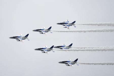 ブルーインパルスの飛行中止　万博開幕日、天候不良で