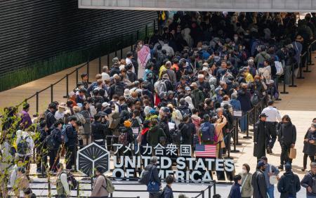 　大阪・関西万博で米国館前に並ぶ人たち＝１５日午後、大阪市此花区の夢洲