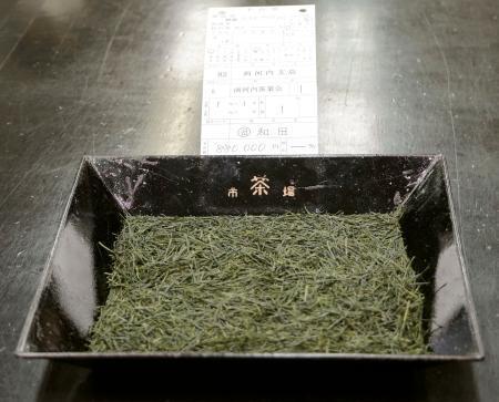 　「新茶初取引」で最高値を付けたお茶＝１８日午前、静岡市