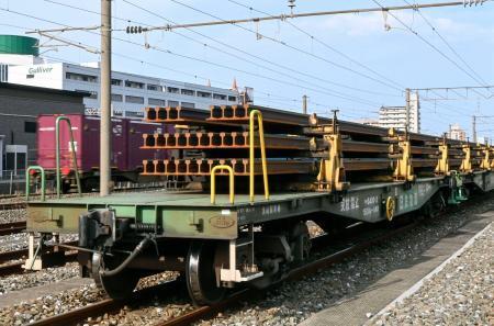 　北海道新幹線の札幌延伸工事に使う長さ１５０メートルのレールを積載した貨物列車＝１８日午前、北九州市