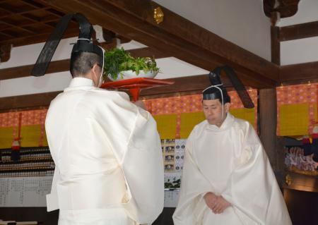 　大神神社の「薬まつり」で薬草を供える神職＝１８日午前、奈良県桜井市