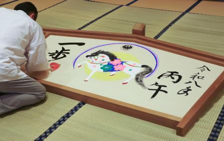 熊野本宮大社で干支大絵馬　虹を背に駆ける白馬