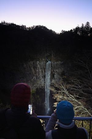 落差97m、映える華厳の滝 栃木・日光、24日まで点灯