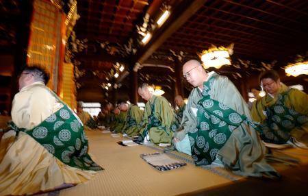 　「坂東曲」の法要で、体を揺らしながら念仏を唱える僧侶たち＝２８日午前、京都市下京区の東本願寺