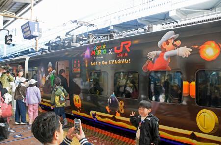 JR九州、マリオトレイン出発! 博多で式典、任天堂とタイアップ