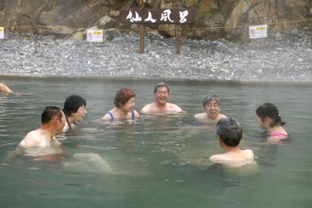 河原に湯煙「仙人風呂」、和歌山　川湯温泉、冬限定オープン