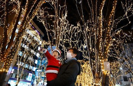 　「ＳＥＮＤＡＩ光のページェント」が始まり、祖父に抱かれ、ケヤキ並木を彩るイルミネーションを楽しむ子ども＝５日夜、仙台市