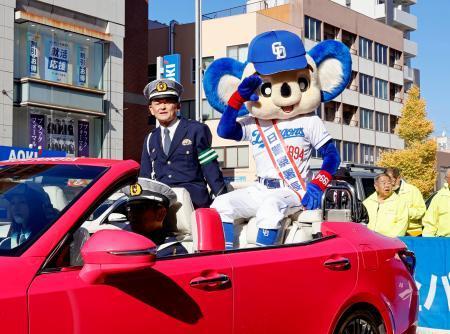 　オープンカーでパレードし、集まったファンらに敬礼するドアラ＝６日午前、名古屋市