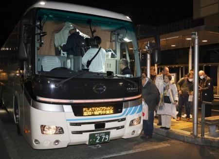 　定期運行が始まった「ベッド型」座席を備えた夜行バスに乗り込む乗客＝６日夜、高知市