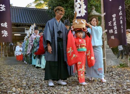 　木葉神社の「ねんねこ祭り」で、頭におひつを載せた「ご飯持ち巫女」を先頭に練り歩く行列＝７日午前、和歌山県串本町