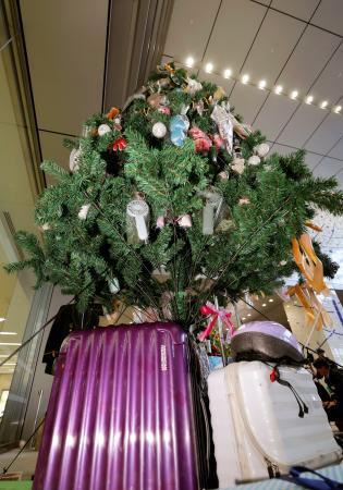 忘れ物で彩るＸマスツリー　ＪＲ博多駅、２５日まで点灯