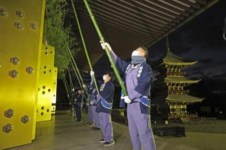 新年に備え、すす払い 成田山新勝寺で本堂をお清め