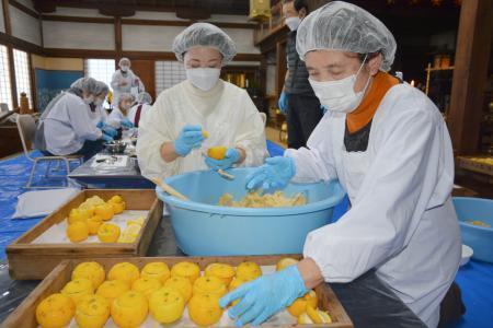 空海伝授の「ゆずみそ」づくり　冬の風物詩、大阪・盛松寺