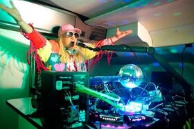 　「新幹線ディスコカー」でパフォーマンスをするＤＪ　ＫＯＯさん＝１９日午後