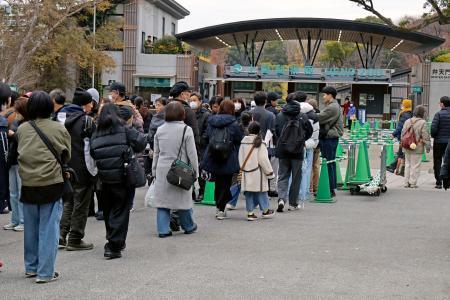 返還発表後初の週末、パンダに列　上野動物園、別れを惜しむ人々
