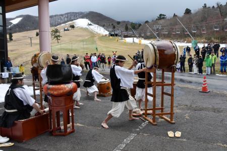 　鳥取県大山町のスキー場で行われたシーズン中の安全や積雪を願う祈願祭。ゲレンデは６年ぶりに積雪がなかった＝２０日午前