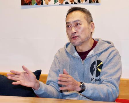 　取材に応じる俳優渡辺謙さん＝２０日午前、宮城県気仙沼市