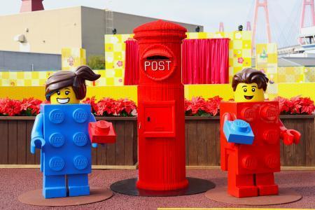 　「レゴランド・ジャパン」のレゴブロック製ポスト（中央）（レゴランド・ジャパン提供、（Ｃ）２０２５　Ｔｈｅ　ＬＥＧＯ　Ｇｒｏｕｐ．）