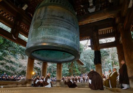 　大みそかの本番を前に、京都市東山区の知恩院で行われた除夜の鐘の試し突き。厳かな鐘の音が古都の空に響き渡った＝２７日午後