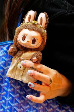 中国発キャラ「ラブブ」人気失速　希少性薄れ、成長持続に黄信号