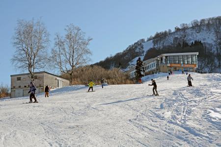 スキー場ピークから４割減で最少　４１７カ所、雪不足や老朽化で
