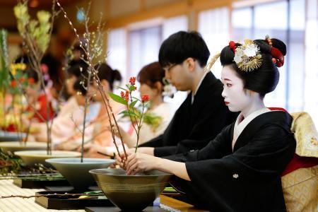 華道家元・池坊道場「初生け式」　振り袖はかま姿で新春祝い
