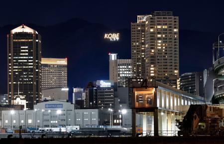 　六甲山系堂徳山にある電飾文字「ＫＯＢＥ」の下に点灯した「１・１７」の文字＝９日夜、神戸市中央区
