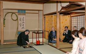 　表千家の「不審菴」で始まった「初釜」＝１０日午前、京都市上京区