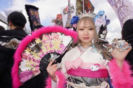 　北九州市小倉北区で開かれた「二十歳の記念式典」の参加者＝１１日午前