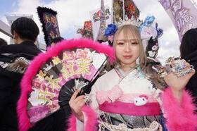 　北九州市小倉北区で開かれた「二十歳の記念式典」の参加者＝１１日午前