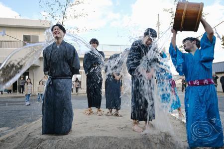 　奇祭「水祝儀」で冷水を浴びる四家哲人さん（右から２人目）ら花婿＝１２日午後、福島県いわき市