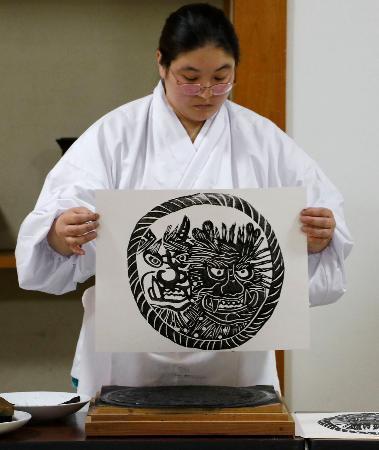 　節分を前に熊野那智大社でピークを迎えている「鬼面札」作り＝１４日午後、和歌山県那智勝浦町