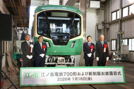 　初公開された江ノ島電鉄の新型車両７００形＝１６日午前、神奈川県鎌倉市