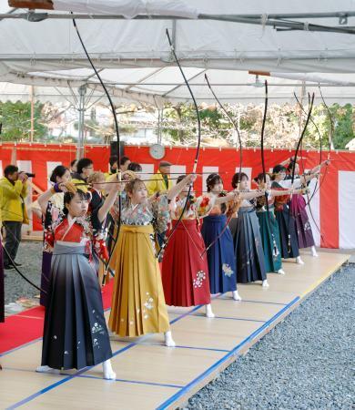 京都・三十三間堂で「通し矢」　２０歳の男女が弓の腕前競う