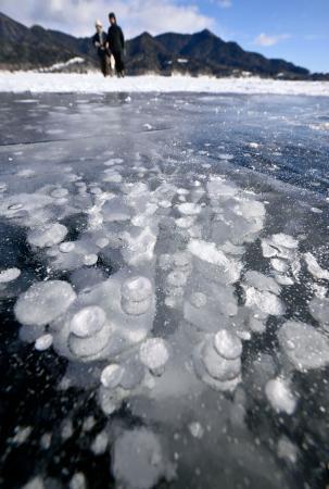 凍った糠平湖に天然の水玉模様　北海道・上士幌町