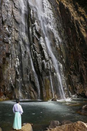 那智の滝、滝つぼ凍る　和歌山、寒波で岩肌白く雪化粧