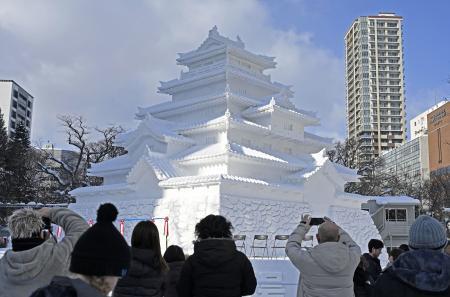 冬の風物詩さっぽろ雪まつり開幕　氷雪像２００基、１１日まで