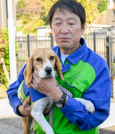 　ハンドラーと探知犬「エル」＝２０２５年１１月、川崎市