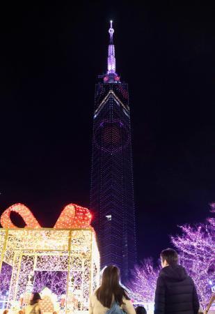 福岡タワーがバレンタイン仕様　淡いピンクで夜彩る
