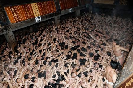 　「西大寺会陽」で投下された宝木を奪い合う男たち＝２１日夜、岡山市東区の西大寺観音院